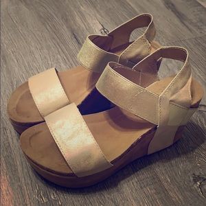 Size 9 Pierre Dumas Gold/Tan Platform Wedges